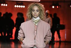 &bdquo;Tommy Hilfiger&ldquo; 2020 m. pavasario ir vasaros kolekcijos modelis
