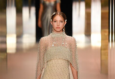&bdquo;Fendi&ldquo; 2021 m. pavasario ir vasaros auk&scaron;tosios mados kolekcijos modelis: Lila Moss