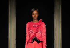 &bdquo;Giorgio Armani Priv&eacute;&ldquo; 2021 m. pavasario ir vasaros auk&scaron;tosios mados kolekcijos modelis