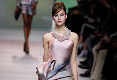 &bdquo;Giorgio Armani Priv&eacute;&ldquo; 2018 m. pavasario ir vasaros auk&scaron;tosios mados kolekcijos modelis