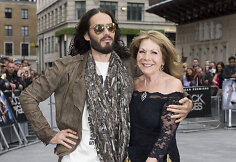 Russellas Brandas su mama Barbara 2012 metais
