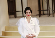 Kendall Jenner vilki &bdquo;Chanel&ldquo; 2015&ndash;2016 m. rudens-žiemos vestuvinę suknelę