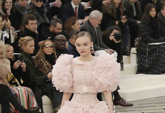 Lily Rose Depp vilki &bdquo;Chanel&ldquo; 2017 m. pavasario-vasaros kolekcijos vestuvinę suknelę