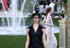 &bdquo;Chanel Haute Couture&ldquo; pavasario ir vasaros kolekcijos modelis 