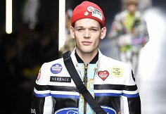 &bdquo;Versace&ldquo; 2019&ndash;2020 m. rudens ir žiemos kolekcijos modelis