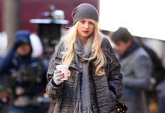 Taylor Momsen &bdquo;Gossip Girl&ldquo; filmavimo aik&scaron;telėje (2009 m.)