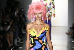&bdquo;Jeremy Scott&ldquo; 2020 m. pavasario ir vasaros kolekcijos modelis