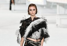 &bdquo;Chanel&ldquo; 2021 m. pavasario ir vasaros kolekcijos modelis