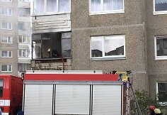 S.Neries gatvėje daugiabučio namo balkone užsidegė padangos