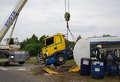 Apvirto dyzeliną gabenęs vilkikas.