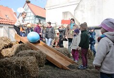 Milžiniškų kiaušinių ridenimas sudomino mažuosius klaipėdiečius.