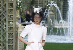 &bdquo;Chanel Haute Couture&ldquo; pavasario ir vasaros kolekcijos modelis 