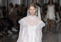 &bdquo;Giambattista Valli&ldquo; 2019 m. pavasario ir vasaros kolekcijos modelis