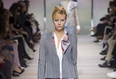 &bdquo;Giorgio Armani Priv&eacute;&ldquo; 2018 m. pavasario ir vasaros auk&scaron;tosios mados kolekcijos modelis