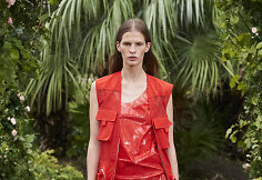 &bdquo;Kenzo&ldquo; 2021 m. pavasario ir vasaros kolekcijos modelis