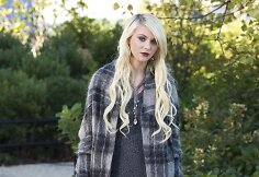 Taylor Momsen &bdquo;Gossip Girl&ldquo; filmavimo aik&scaron;telėje (2010 m.)