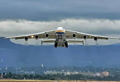 Atskrenda apsikabinimui &ndash; atstumas tarp Mriya sparnų galų siekė 88,4 m. (Eduard Marmet, Wikimedia (CC BY-SA 2.0)
