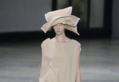 &bdquo;Issey Miyake&ldquo; 2019 m. pavasario ir vasaros kolekcijos modelis