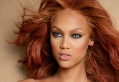 Tyra Banks su 10 mln. JAV dolerių kainuojančia &bdquo;Heavenly 70 Fantasy Bra&ldquo; liemenėle (2004 m.)