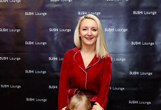 Dainininkė Viktorija Mauručaitė su anūke Adrija