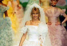 Claudia Schiffer vilki &bdquo;Chanel&ldquo; 1995 m. pavasario-vasaros kolekcijos vestuvinę suknelę 