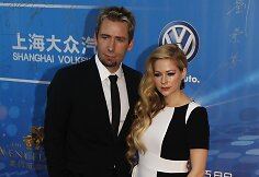 Kanadiečių dainininkė Avril Lavigne su vyru Chadu Kroegeriu