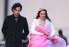 Pennas Badgley ir Leigton Meester &bdquo;Gossip Girl&ldquo; filmavimo aik&scaron;telėje (2012 m.)