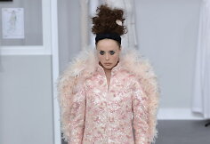 Edie Campbell vilki &bdquo;Chanel&ldquo; 2016&ndash;2017 m. rudens-žiemos kolekcijos vestuvinį kostiumėlį