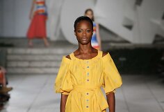 &bdquo;Carolina Herrera&ldquo; 2018 m. pavasario ir vasaros kolekcijos modelis