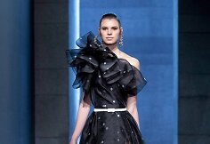 &bdquo;Elie Saab&ldquo; 2021&ndash;2022 m. rudens ir žiemos kolekcijos modelis