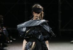 &bdquo;Yohji Yamamoto&ldquo; 2019 m. pavasario ir vasaros kolekcijos modelis