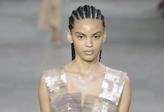&bdquo;Issey Miyake&ldquo; 2019 m. pavasario ir vasaros kolekcijos modelis