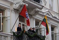Vasario 16-osios minėjimas prie Lietuvos nepriklausomybės signatarų namų Vilniuje