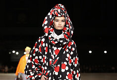 &bdquo;Marc Jacobs&ldquo; 2018 m. pavasario ir vasaros kolekcijos modelis