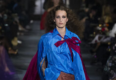&bdquo;Valentino&ldquo; 2022 m. pavasario ir vasaros kolekcijos modelis