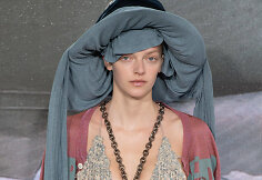 &bdquo;Vivienne Westwood&ldquo; 2022 m. pavasario ir vasaros kolekcijos modelis