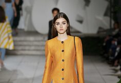 &bdquo;Carolina Herrera&ldquo; 2018 m. pavasario ir vasaros kolekcijos modelis