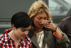 Kate Moss ir Kelly Osbourne Glastonberio festivalyje
