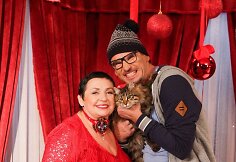 Marijonas Mikutavičius su savo katinu Ufo ir Birutė Dambrauskaitė