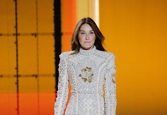 &bdquo;Balmain&ldquo; 2022 m. pavasario ir vasaros kolekcijos modelis: Carla Bruni
