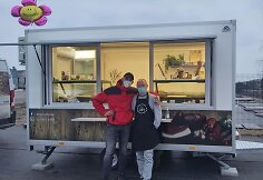 Nerijus Bakula su buvusiu mokiniu prie savo maisto krautuvėlės