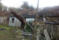 Viesulas nuniokojo &Scaron;akių rajone esančią sodybą