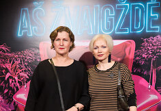 Lina Budzeikaitė (de&scaron;inėje)