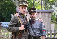 Giedrius Paulauskas (de&scaron;inėje) filmavimo aik&scaron;telėje