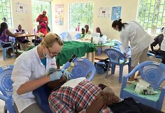 Taip atrodo patalpa, kurioje lietuvės tris savaites taisė vietinių dantis