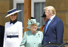 Melania Trump, karalienė Elizabeth II ir Donaldas Trumpas