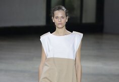 &bdquo;Issey Miyake&ldquo; 2019 m. pavasario ir vasaros kolekcijos modelis
