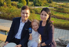 Emilijus su seserimi Estera ir mama Ieva