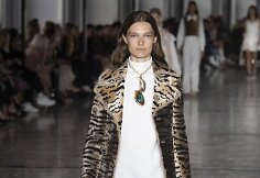 &bdquo;Giambattista Valli&ldquo; 2019 m. pavasario ir vasaros kolekcijos modelis