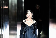 &bdquo;Fendi&ldquo; 2021 m. pavasario ir vasaros auk&scaron;tosios mados kolekcijos modelis: Demi Moore